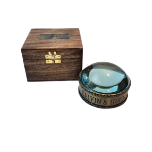 זכוכית מגדלת בקופסא