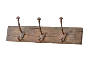 מתלה עץ עתיק שלישיה